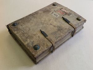 Původní vazba pergamenového rukopisu ze 14. stol. kompletně dochovaná i s kováním a sponami. Knihovna Národního muzea, sign. XVI B 5.